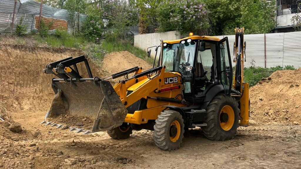 Nivelare terenuri
Demolare / Evacuarea deșeurilor de construcție
Săpare temelii, gazoducte, canalizare, apeducte, piscine etc.